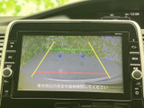 車両後方の映像とガイド表示を画面で確認でき、駐車時の周囲確認をサポートします。車庫入れや狭い場所での切り返しなど、後方を確かめたい場面で活用いただける便利な装備です。