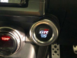 エンジンスタートスイッチです。キーが車内にあれば、エンジンの始動や停止はスイッチを押すだけ!キーを取り出す手間を省き、ワンプッシュで操作できるので簡単でスムーズです。