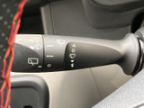 ワイパーの作動に関する表示がレバー上にまとめられ、運転席から確認しやすくなっています。雨天時など天候の変化に合わせて使える、日常の運転を支える実用的な装備です。