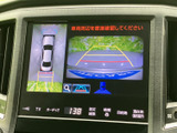 車両周辺の映像に加えて上方から見た表示も確認でき、駐車時の周囲の把握に役立ちます。画面上に目安線も表示されるため、狭い場所での車庫入れをサポートします。
