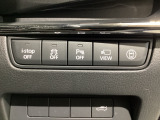 運転席脇のクラスタースイッチ部分にはカメラ切り替えスイッチ、パーキングセンサー、その他走行系スイッチを集中配置しております。