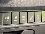 運転席まわりに複数のスイッチを配置し、必要な機能を選びやすいレイアウトです。各ボタンには表示があり、操作対象を確認しながら使えるため、日常の運転をサポートします。