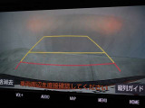 バックモニター付き。車両後方の映像をナビ画面に表示し、駐車などの後退操作をサポートします。
