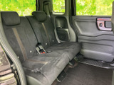 後席は左右に並ぶシートとそれぞれのヘッドレストを備え、同乗者がくつろぎやすい空間です。大きな窓から外の様子を確認でき、足元にもゆとりが感じられるため、ご家族での移動にも便利です。