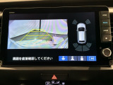 リバースギアに入れるだけで後方の表示へ切り替わります。夜間や雨の日の駐車も楽になりますよ。