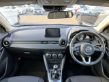 前方へ広がる視界と、運転席から助手席まで見渡しやすいレイアウトが魅力。落ち着いた色合いの室内で、前席それぞれの座席や足元の様子も確認しやすい空間です。