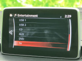 USBやCD、AUX、DVD、TVなど、利用できる音源が画面上で見分けやすく表示されています。お好みの再生方法を選びやすく、日常の移動時間に活用できます。