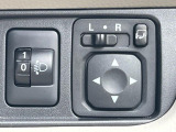 【電動格納ミラー】サイドミラーは電動格納式となっており、狭い駐車場でもキズがつくリスクを抑えられます。