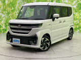 端正なフロントフェイスと伸びやかな車体の組み合わせが印象的です。白いボディに黒いアクセントが映え、角度のある造形が存在感を高めています。