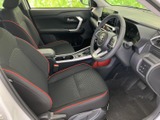 運転席まわりは前方が見渡しやすく、シートの赤いアクセントが室内に彩りを添えます。ドア側にも肘を置けるスペースがあり、落ち着いて過ごしやすい運転席です。