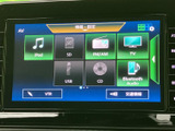 音楽やラジオなどのメニューが画面上に整理され、使いたい項目を見つけやすい表示です。複数の音源を選べる構成で、普段の移動中も好みに合わせて楽しめます。
