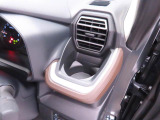 カップホルダーは運転席や助手席からちょうど手の届く位置です!!