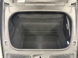フロントトランクエリア。使用感をほとんど感じない、きれいな状態です。