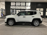 【ホイールアーチ】台形ホイールアーチはJeep伝統のデザインです。採用している理由は諸説ありますが、オフロードを走行する際にタイヤとボディが干渉しあわないよう配慮した作りにするためとなります。