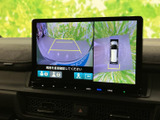 車両後方の映像と俯瞰表示を画面上で確認でき、駐車時に周囲の状況を把握する助けになります。ガイド表示もあり、駐車位置を調整する際の目安として日常の運転をサポートします。