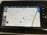 地図上に現在地や周辺の道路、施設名が表示され、位置関係を確認しやすい画面です。目的地までの道順を調べる際にも活用でき、慣れない場所へのお出かけをサポートします。