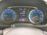 速度やエンジン回転数などの情報が左右のメーターにまとまり、中央の表示部でも車両情報を確認できます。運転中に必要な情報を見つけやすい配置です。