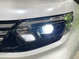 【LEDヘッドライト】悪天候や夜間走行時も良好な視界を確保し安心して運転できる高輝度LEDヘッドライトを装備!点灯速度が早く、消費電力も抑えられています。