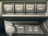 走行モードなどのスイッチと接続端子がまとまった位置にあり、必要な装備を確認しやすい構成です。表示や形状がそれぞれ分かれており、車内で使う機能を見つけやすくなっています。