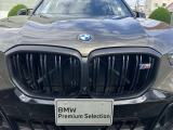 BMWの代名詞の【キドニーグリル】グリルが腎臓のように見えるので【キドニー】と呼ばれるようになりました。一目見ただけでBMWであると認識できる確固たるアイコンとして存在感を放ちます。
