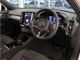 インストルメントパネルは僅かに運転席側へと傾けられているほか、余計なスイッチ類を可能な限り排し、運転に集中しやすい環境を造り出しています。