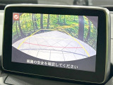 【バックカメラ】駐車時に後方がリアルタイム映像で確認できます。大型商業施設や立体駐車場での駐車時や、夜間のバック時に大活躍!運転スキルに関わらず、今や必須となった装備のひとつです!