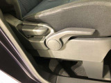 運転席シート座面は上下アジャスター付きです。お好みの位置に調整可能です。