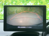 後方の映像とガイド線を画面で確認でき、駐車時に車両と周囲の位置関係を把握するのに役立ちます。見通しにくい後方を確認しながら、落ち着いて駐車操作を進められます。