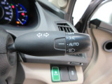 オートヘッドライト標準装備です。車外の明るさに応じて自動的にヘッドライトの点灯・消灯をしてくれます。トンネルの出入り口などで活躍してくれます。