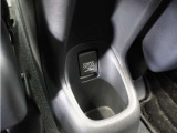 ◆後席用アクセサリーソケット◆電源ソケットは後席用にも装備されています。長時間のドライブも安心です。