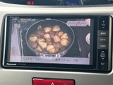 テレビ番組の映像を画面で視聴でき、停車中の待ち時間も車内でゆったり過ごせます。画面には番組内容が表示されており、操作ボタンも近くにまとまって使いやすい配置です。