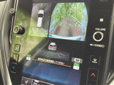 車両の周囲を複数の視点から確認できるモニター表示で、駐車時の安全確認をサポートします。画面上に車両位置やガイド表示があり、周囲の状況を把握しやすい装備です。