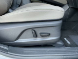 運転席シートは電動シートになります。