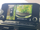 後方映像に加え、周囲を見渡す表示も確認でき、駐車時の安全確認をサポートします。画面上のガイド表示を目安に後退できるため、狭い場所での駐車や切り返しにも役立つ装備です。