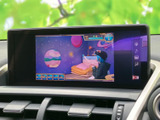車内の画面でテレビ番組を視聴でき、停車中の待ち時間にも映像を楽しめます。画面上には音源などのメニューも表示され、状況に合わせて使いたい項目を選びやすい仕様です。