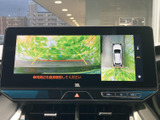 後方映像に加えて車両周辺の表示も確認でき、駐車時の状況把握をサポートします。画面のガイドを目安にしながら、周囲を直接確認して操作いただけます。