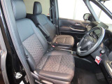 高いホールド性で運転姿勢が安定します。長距離ドライブでも疲れにくいのが魅力です。快適なドライビングライフをお送りください♪