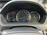 速度やエンジン回転数、燃料残量などをまとめて確認できるメーター配置です。運転中に必要な情報を視線の近くで把握しやすく、日常の運転をサポートします。