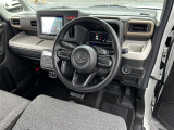 【運転席】座り心地が良いシートなので長時間の運転でも快適にお過ごしいただけます。新品のフロアマットのご注文も可能です。掲載箇所以外にご希望の写真がございましたらお気軽にお問い合わせ下さい。