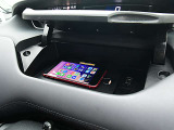 運転席前、収納BOX装備
