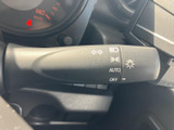 方向指示やライトに関する表示がレバー上にまとめられ、運転席から確認しやすい仕様です。AUTOやOFFなどの文字も見やすく、必要な操作を把握しやすいのが便利なポイントです。