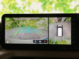 後方の映像と車両周囲を上から見た表示を確認でき、駐車時の周囲確認をサポート。ガイド線も表示されるため、狭い場所での車庫入れや切り返しの目安として活用できます。