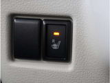 【シートヒーター】寒い日に重宝するシートヒーター。エアコンより早く芯から温めてくれるので寒がりの方も安心です。エアコンの温風は乾燥するから苦手、という方にもをおすすめです。