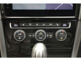 【エアコン】2ゾーンフルオートエアコンディショナー(運転席/助手席)になっております。暑がりの方と寒がりの方が同席しても大丈夫です。タッチスライダー操作。