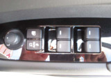 運転席の窓操作部分です。スイッチでミラーや窓の開閉が電動で行えます。