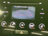 後方の映像にガイドラインが表示され、駐車時の位置合わせをサポートします。周囲の確認に役立つ画面を備えており、日常の駐車場での取り回しにも活用いただけます。