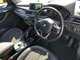 BMW 伝統のコックピットはドライバー志向で設計され、人間工学を駆使し、細部に到るまで設計されたコックピットを実現しました。