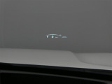 カラーヘッドアップディスプレイ付き。少ない視線移動で情報を確認できるので、運転の疲労軽減に繋がりますよ♪