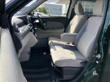 前席は明るいシートカラーでまとまり、室内に開放感をもたらします。運転席から前方を見渡しやすく、助手席も含めてくつろいで座れる空間です。