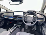 運転席まわりです。 各操作スイッチは使いやすい位置に配置されてます。